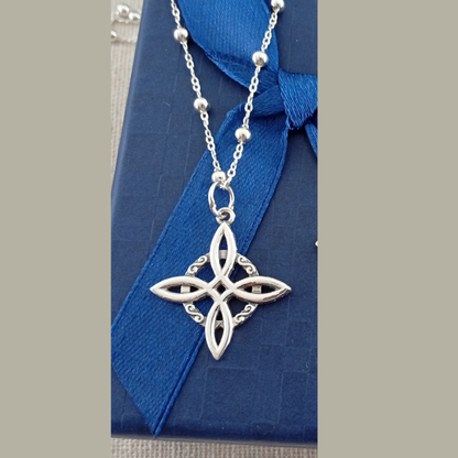 Colgante Nudo de Bruja Plata con cadena de Bolitas